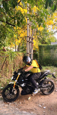 Black BMW G 310 R