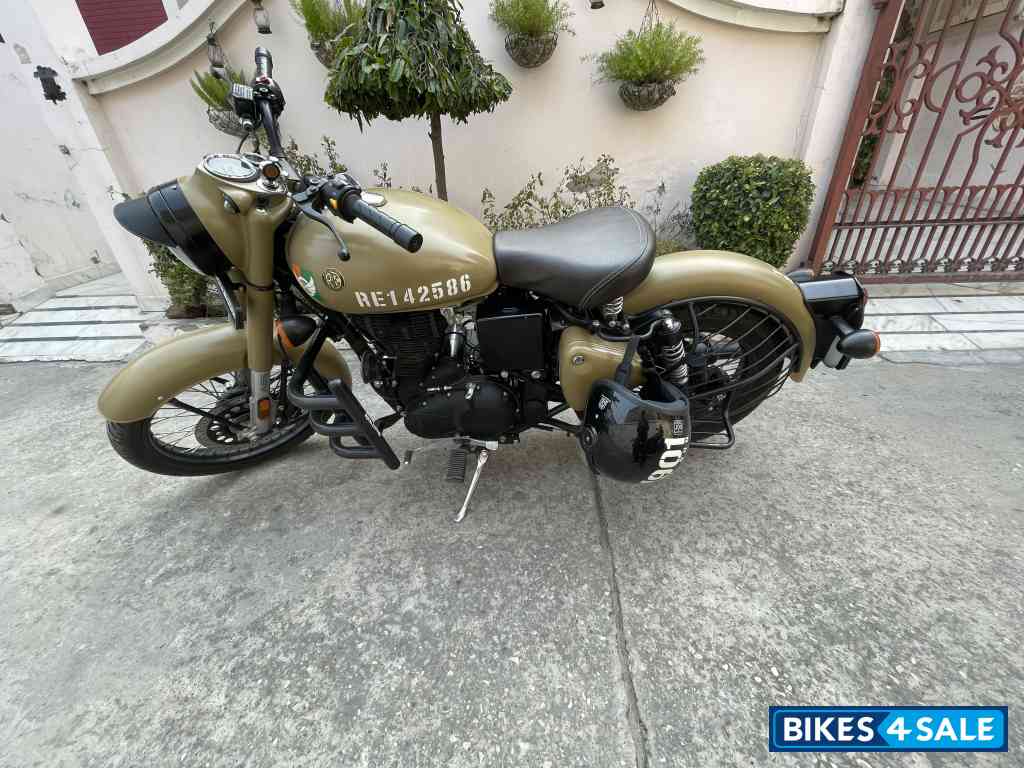 Stand Storm Green Royal Enfield