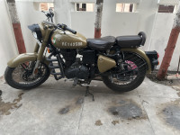 Stand Storm Green Royal Enfield