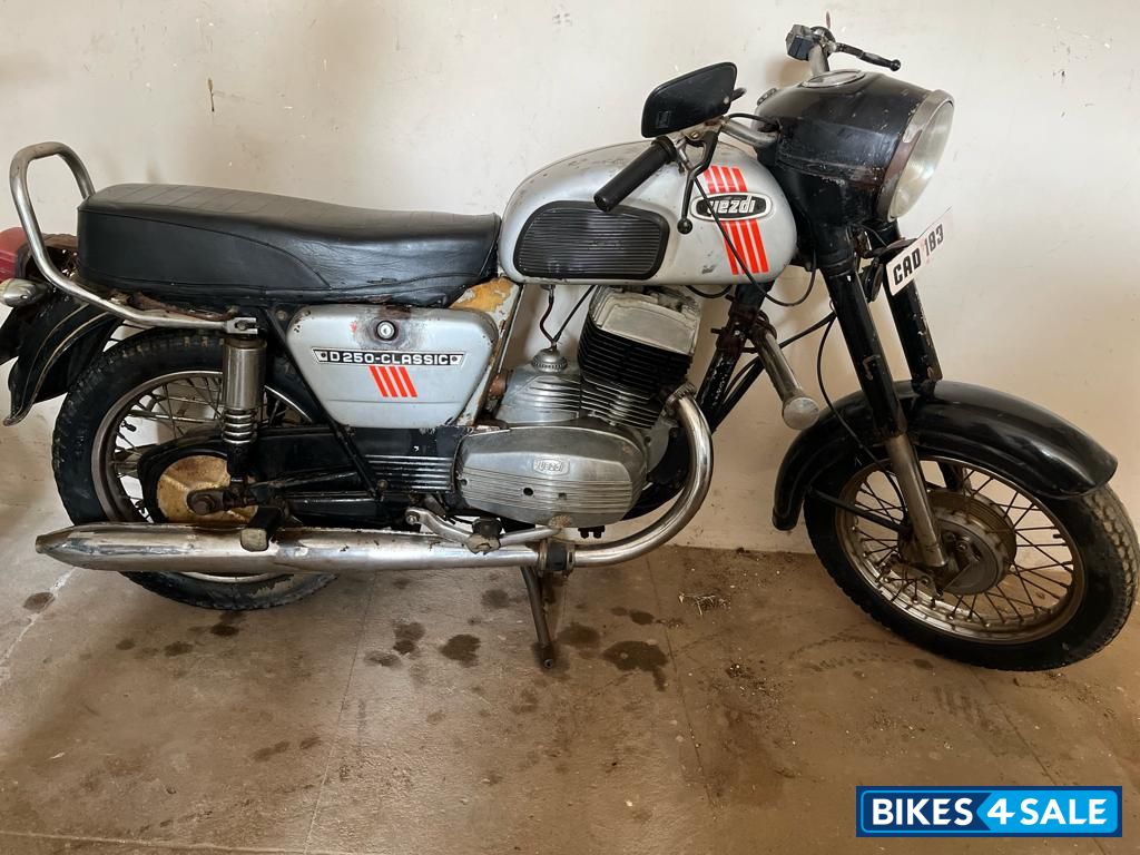 Black Ideal Jawa Yezdi Classic