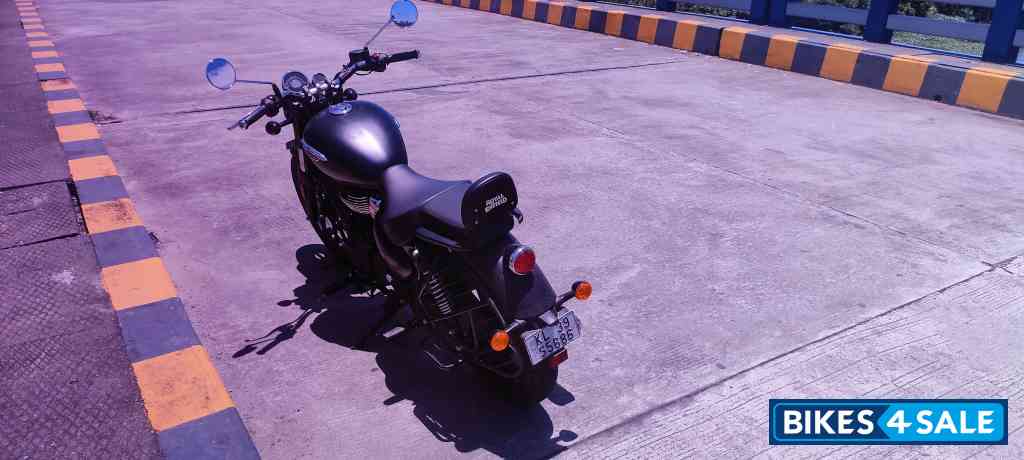 Matt Black Royal Enfield 2022 Meteor 350