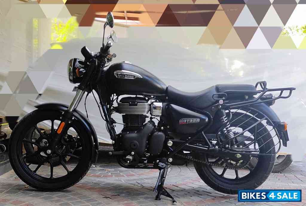Matt Black Royal Enfield 2022 Meteor 350