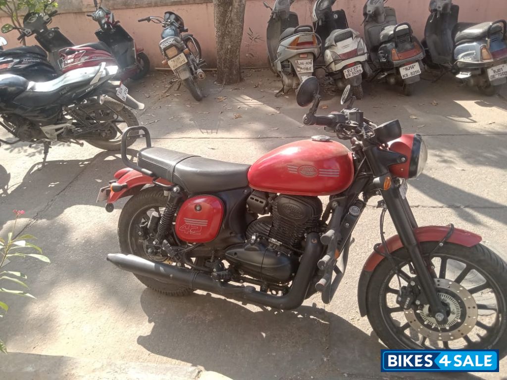 Red Jawa 42 Bobber Dual Channel ABS