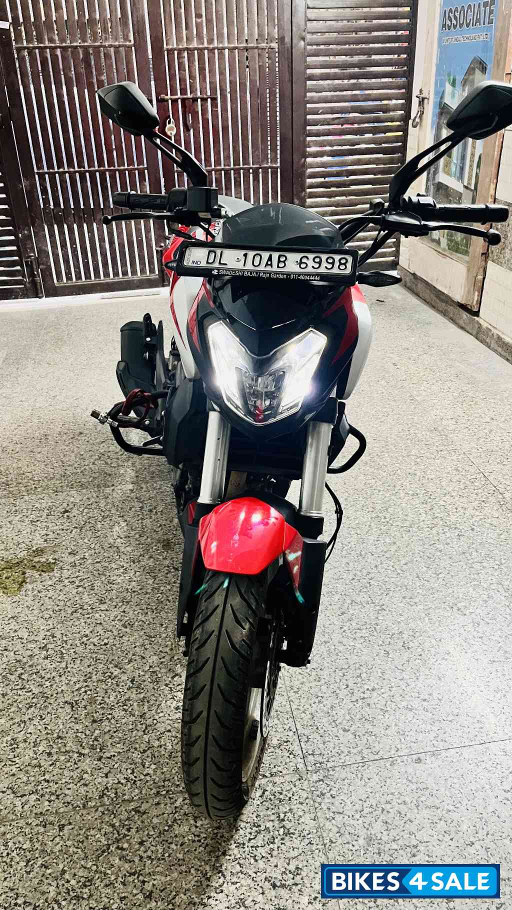 Canyon Red Bajaj Dominar 250