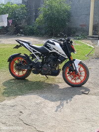 Ceramic White KTM Duke 200 2022
