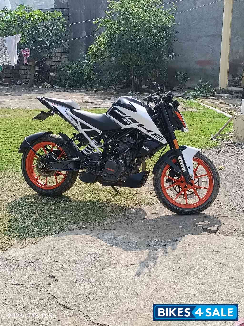 Ceramic White KTM Duke 200 2022
