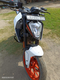 Ceramic White KTM Duke 200 2022