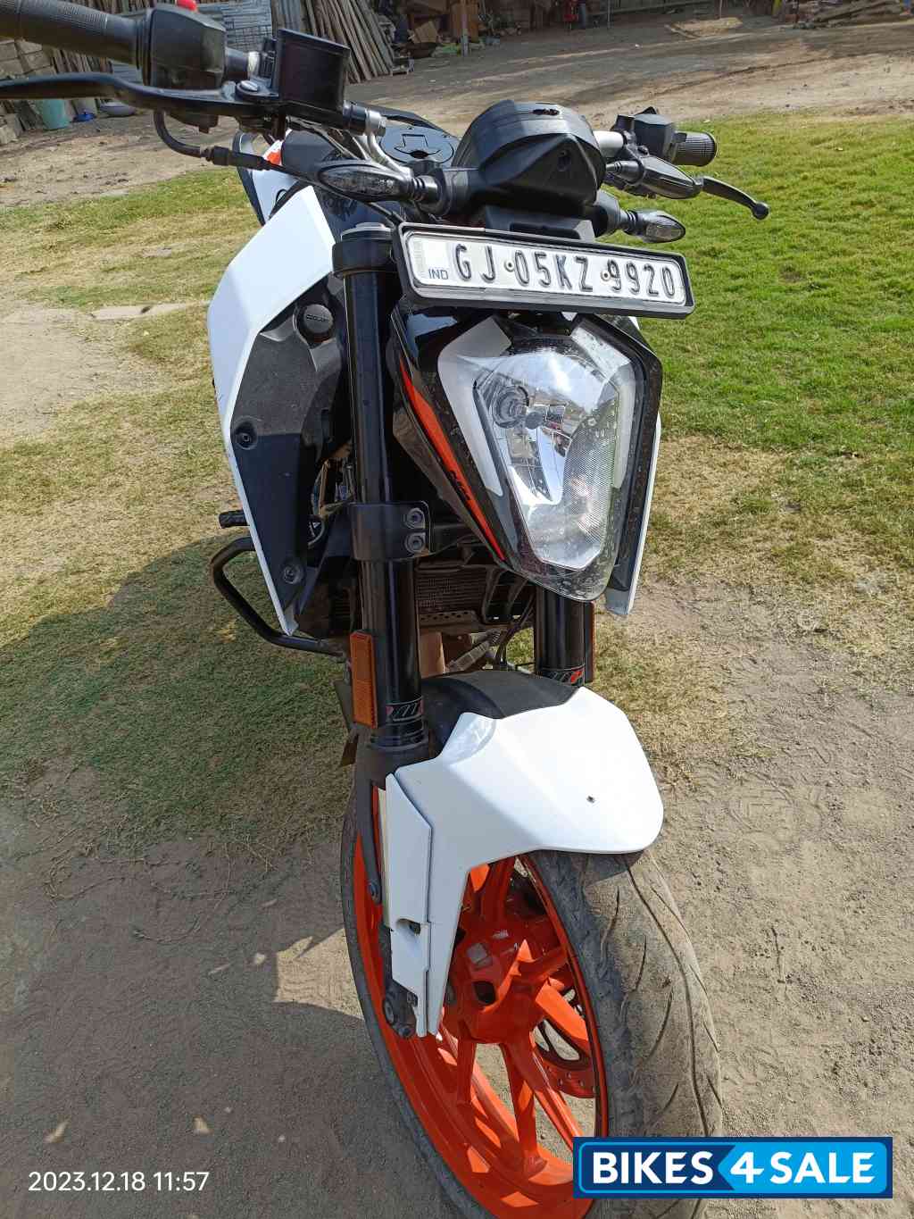 Ceramic White KTM Duke 200 2022