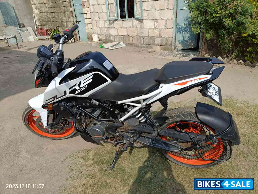 Ceramic White KTM Duke 200 2022