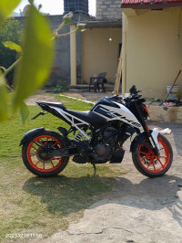 Ceramic White KTM Duke 200 2022