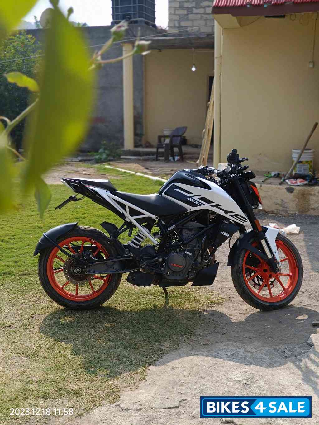 Ceramic White KTM Duke 200 2022