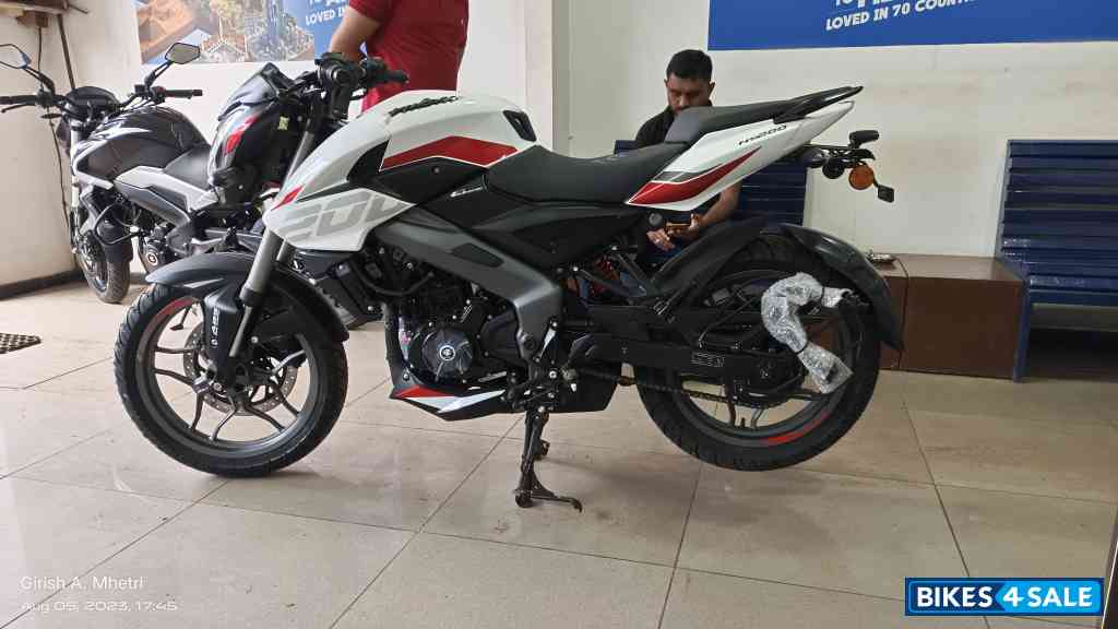 Metalic White Bajaj Pulsar NS200