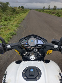 Metalic White Bajaj Pulsar NS200