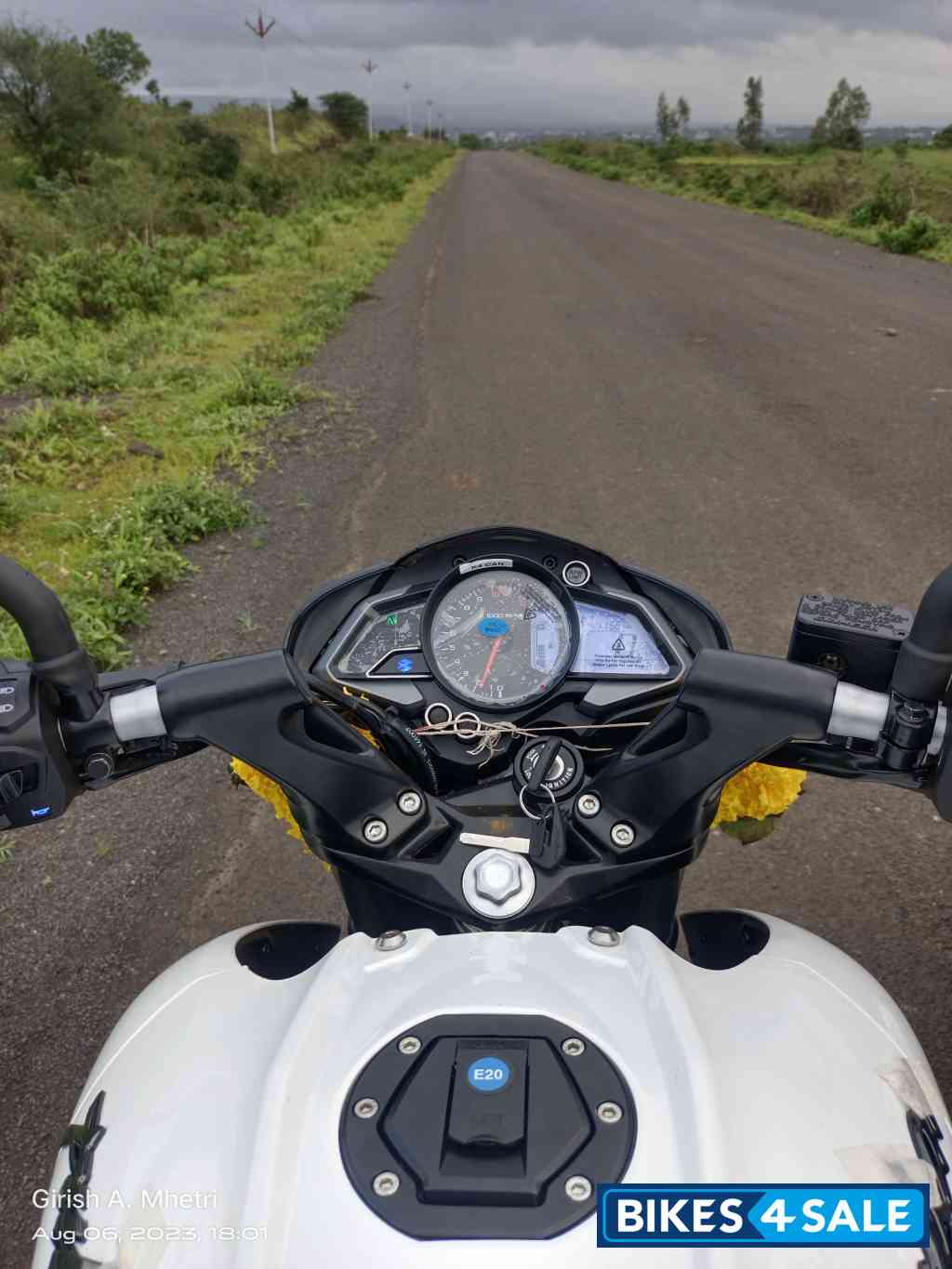 Metalic White Bajaj Pulsar NS200