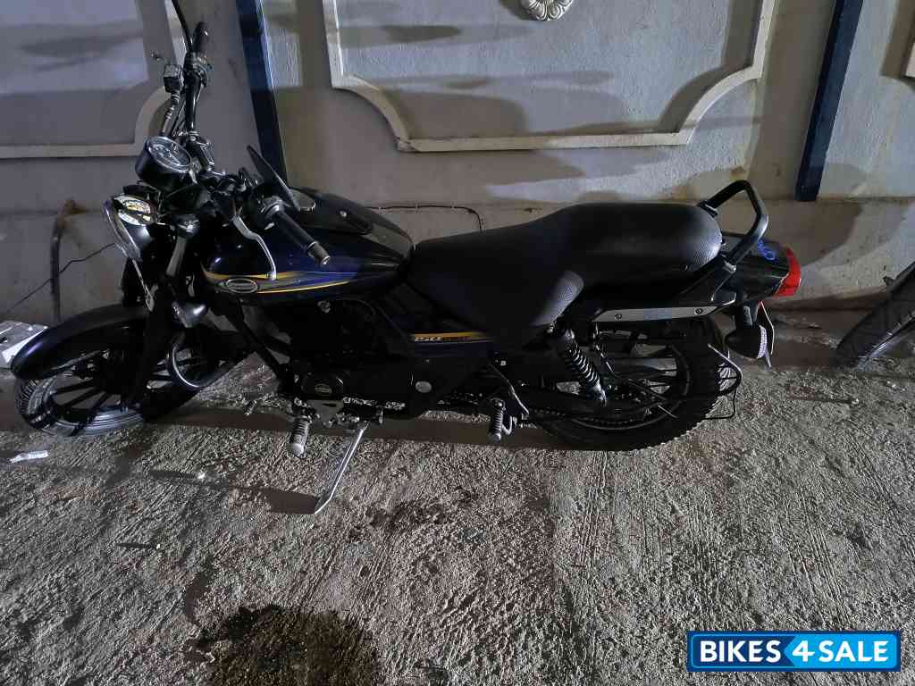 Blue Bajaj Avenger Street 150