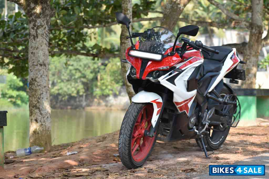 Bajaj Pulsar RS 200 ABS