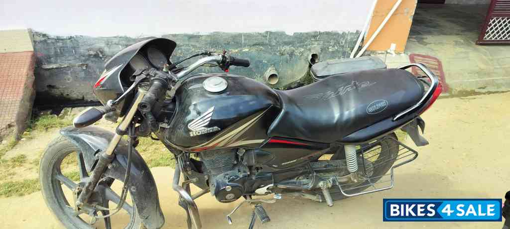 Black Honda Shine 125