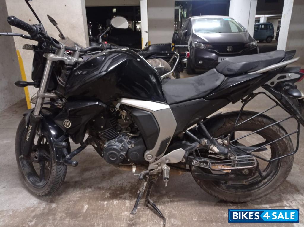 Black Yamaha FZ16