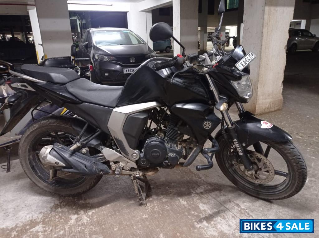 Black Yamaha FZ16