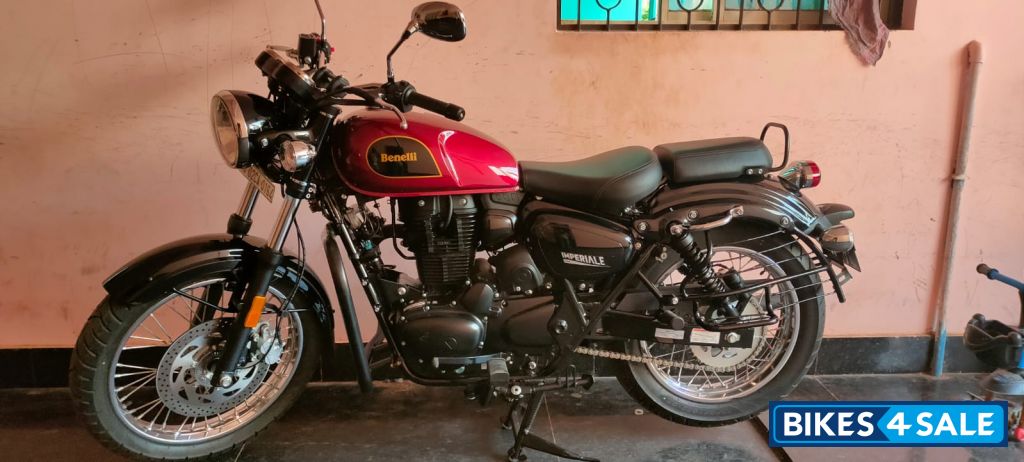 Red Benelli Imperiale 400 BS6