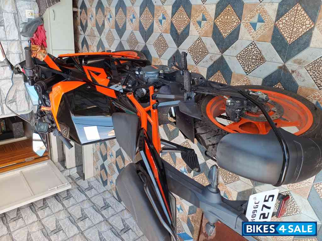 Ebony Black Met KTM RC 200 2022