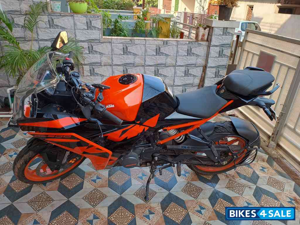 Ebony Black Met KTM RC 200 2022