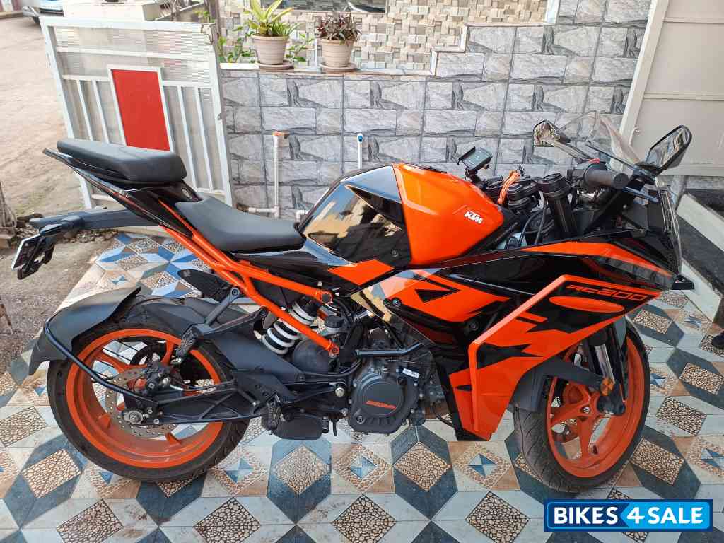Ebony Black Met KTM RC 200 2022