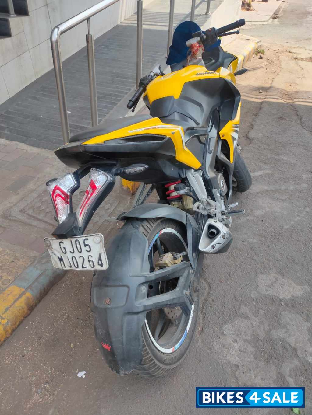 Bajaj Pulsar RS 200