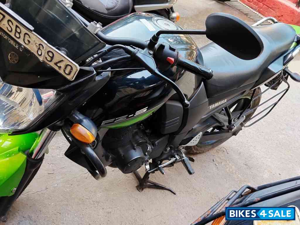 Black-green Yamaha FZ-S