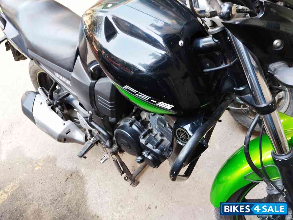 Black-green Yamaha FZ-S