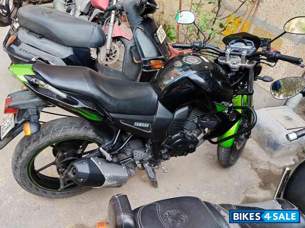 Black-green Yamaha FZ-S
