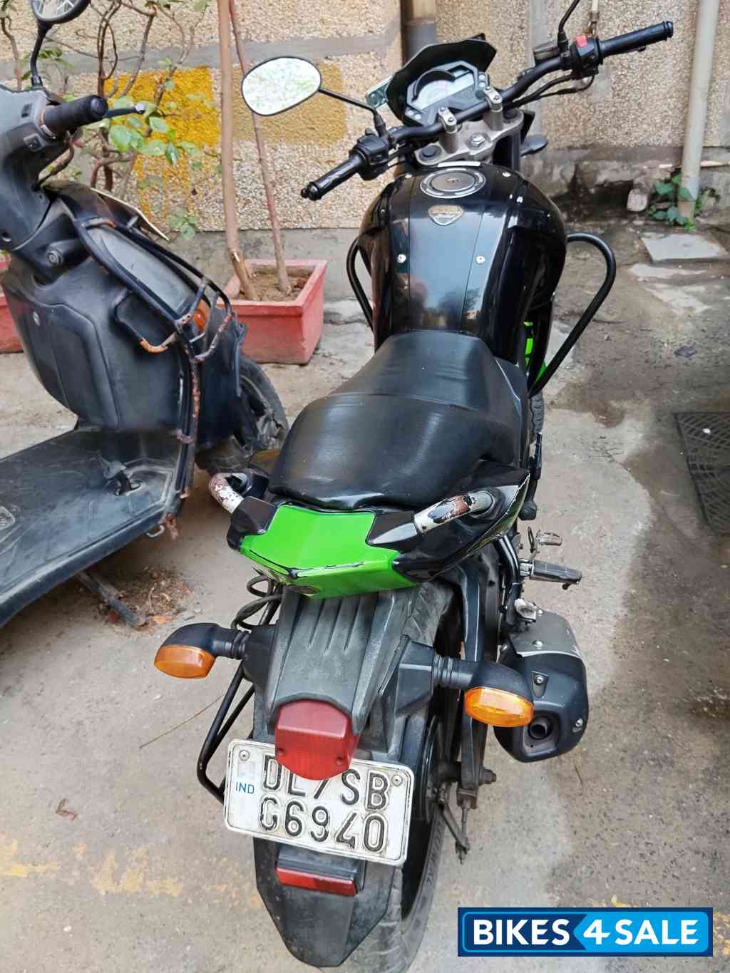 Black-green Yamaha FZ-S