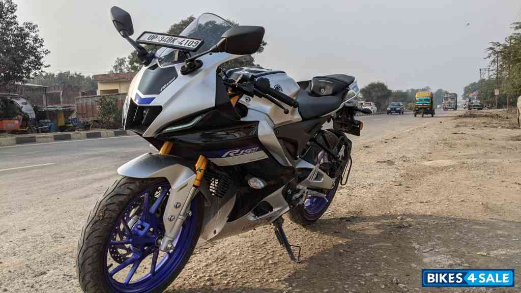 White Metallic Yamaha R15M