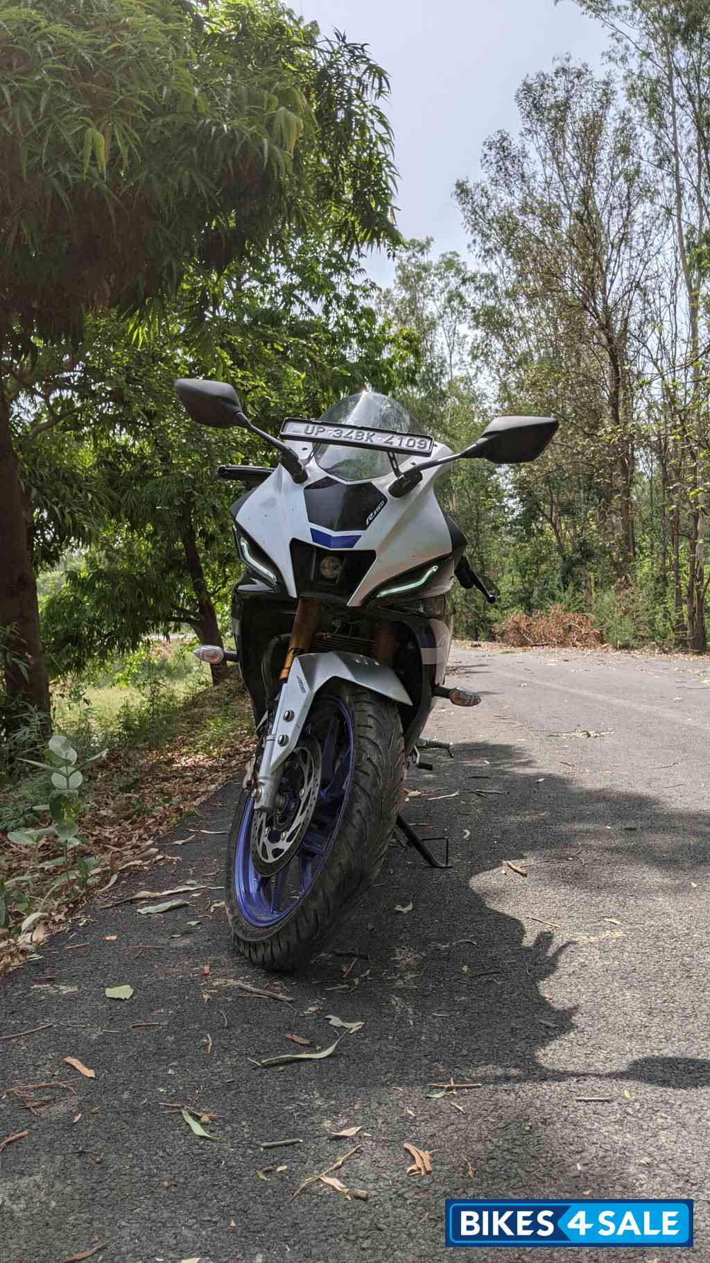 White Metallic Yamaha R15M