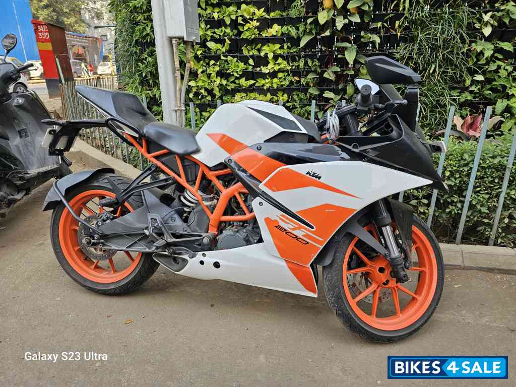 White Orange KTM RC 200