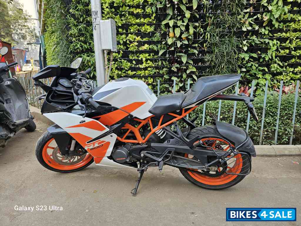 White Orange KTM RC 200