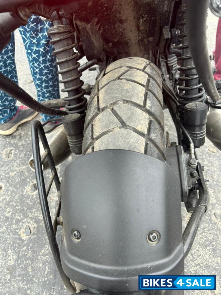 Yezdi Scrambler Dual Tone