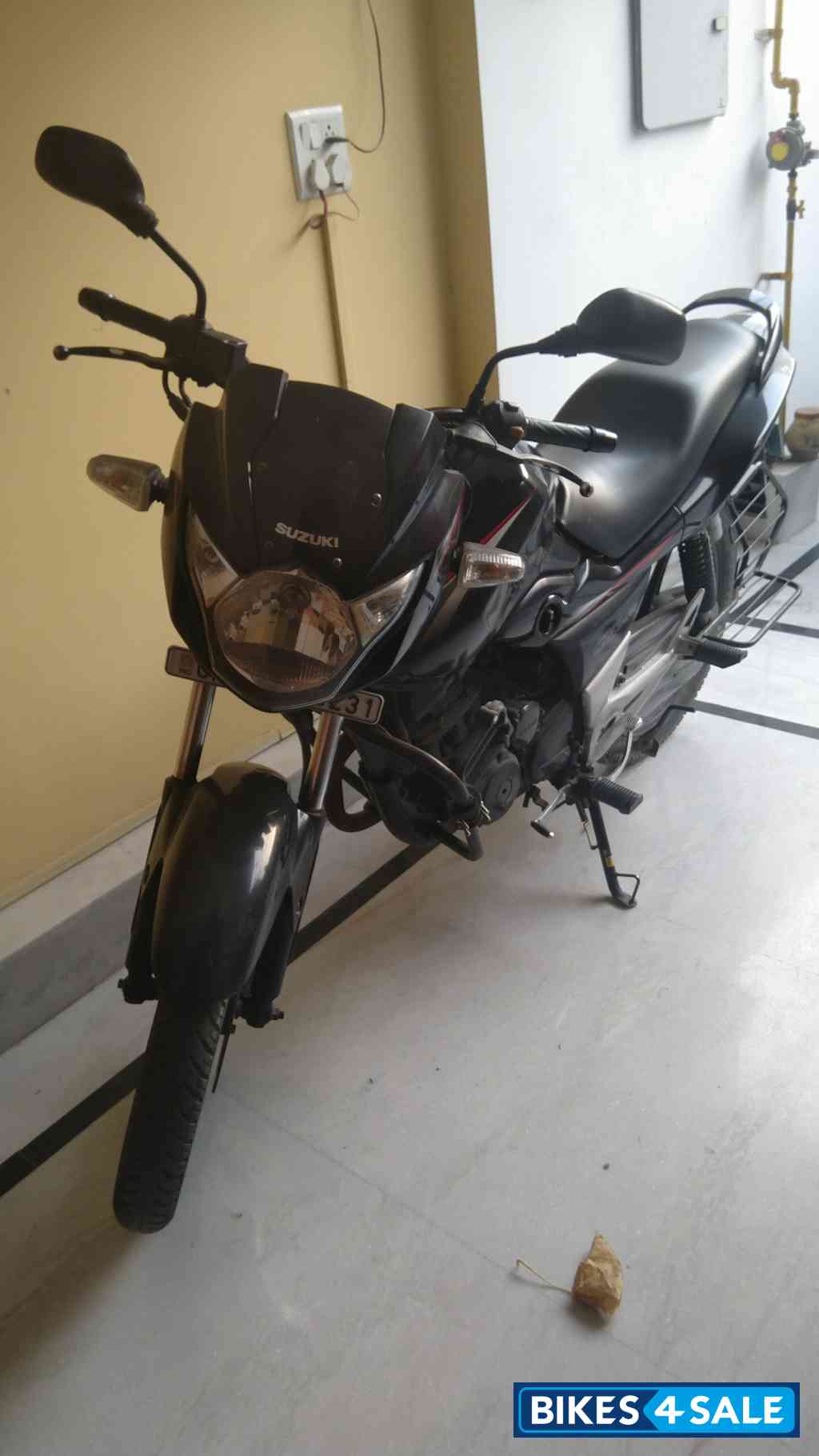 Black Suzuki GS 150R