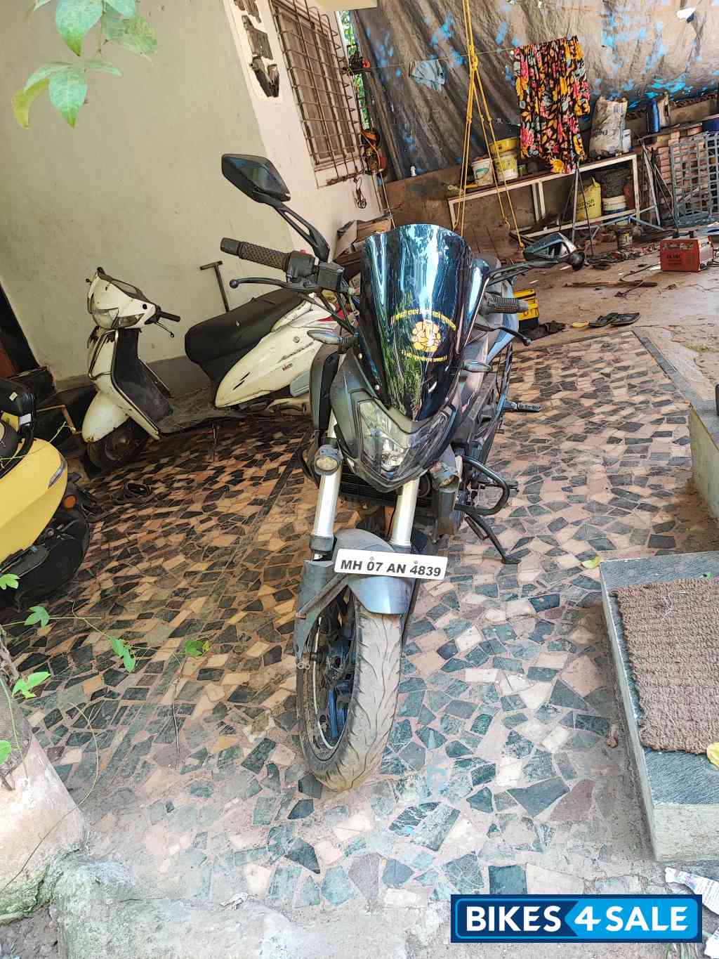 Matt Black Bajaj Dominar 250