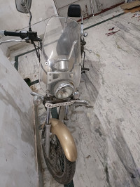 Brown Bajaj Avenger Cruise 220