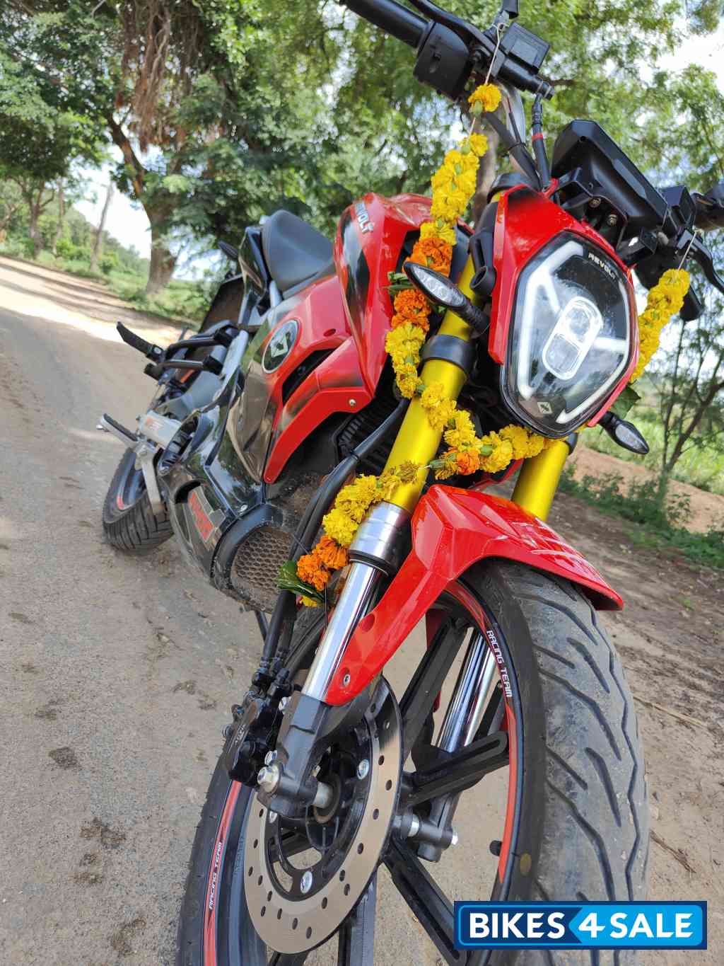 Revolt RV400 Eclipse Red