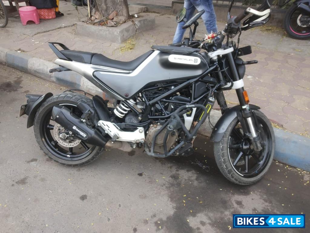 Grey Husqvarna Svartpilen 250