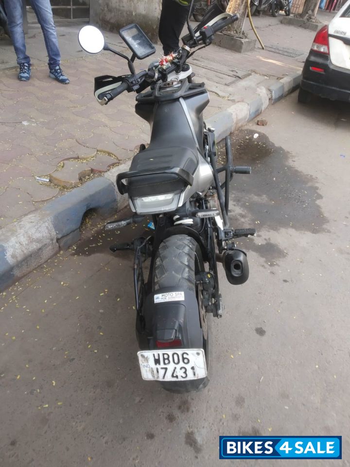 Grey Husqvarna Svartpilen 250