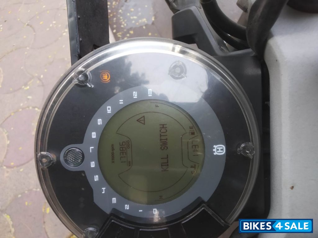 Grey Husqvarna Svartpilen 250