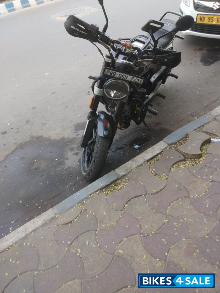 Grey Husqvarna Svartpilen 250