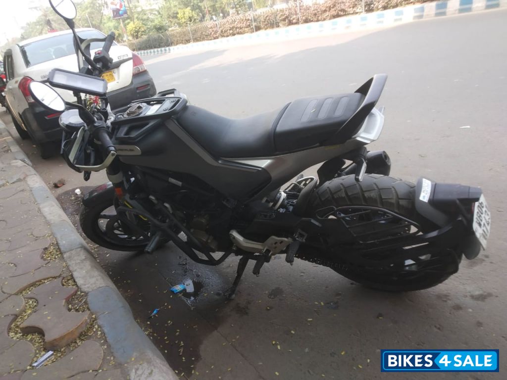 Grey Husqvarna Svartpilen 250