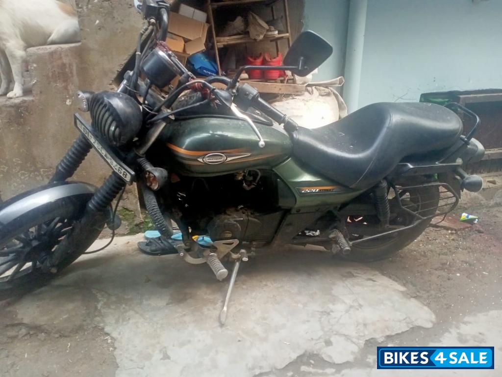 Matt Green Bajaj Avenger Street 220