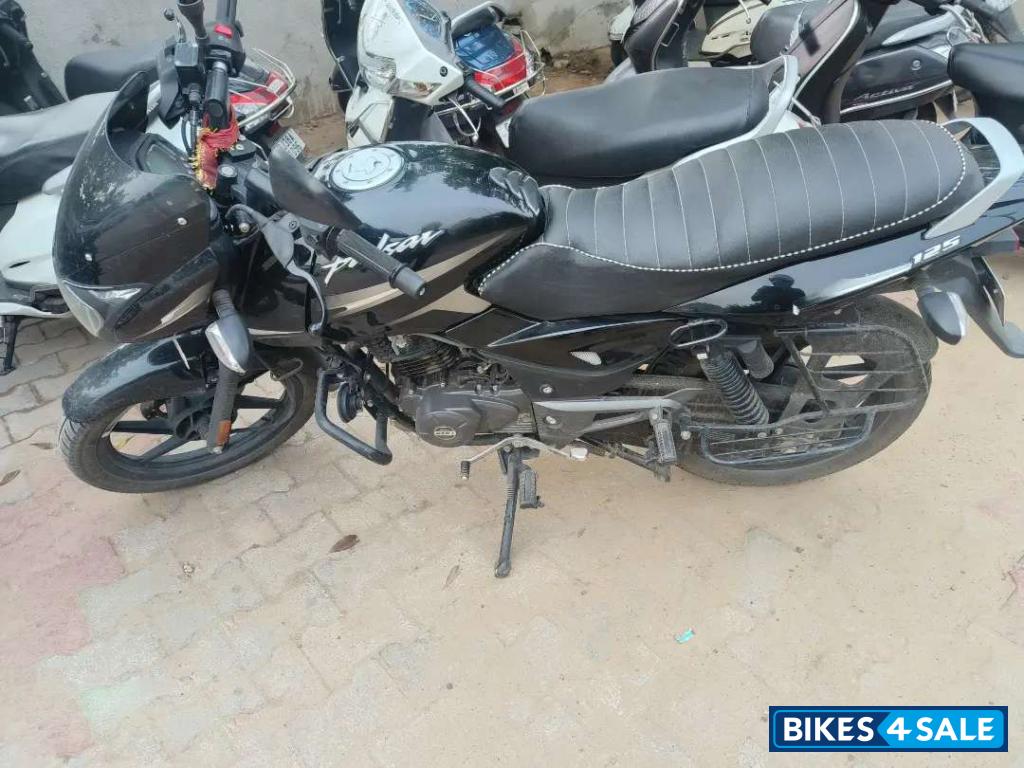 Black Bajaj Pulsar 125 Neon Disc Single Seat