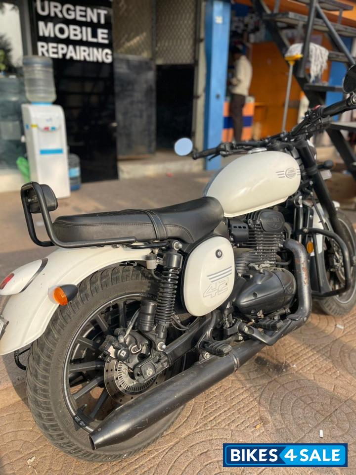 Jawa 42 Dual Channel ABS Sirius White