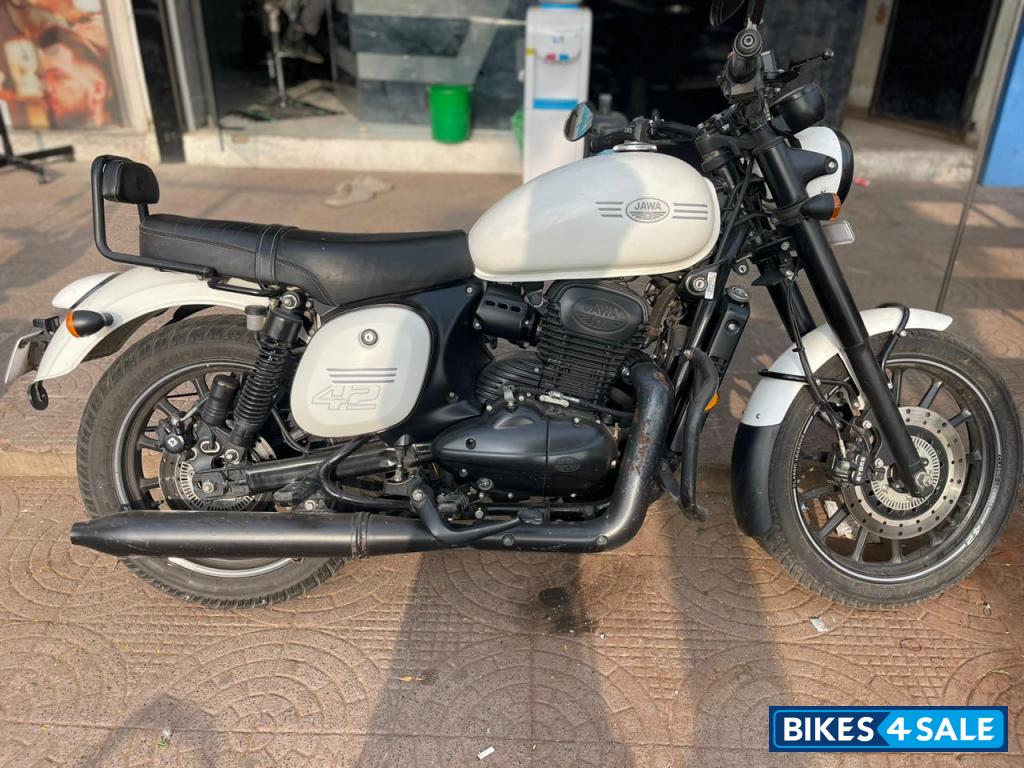 Jawa 42 Dual Channel ABS Sirius White